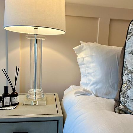 The Noir Blanc Retreat At Ryedale House Apartment York Bagian luar foto