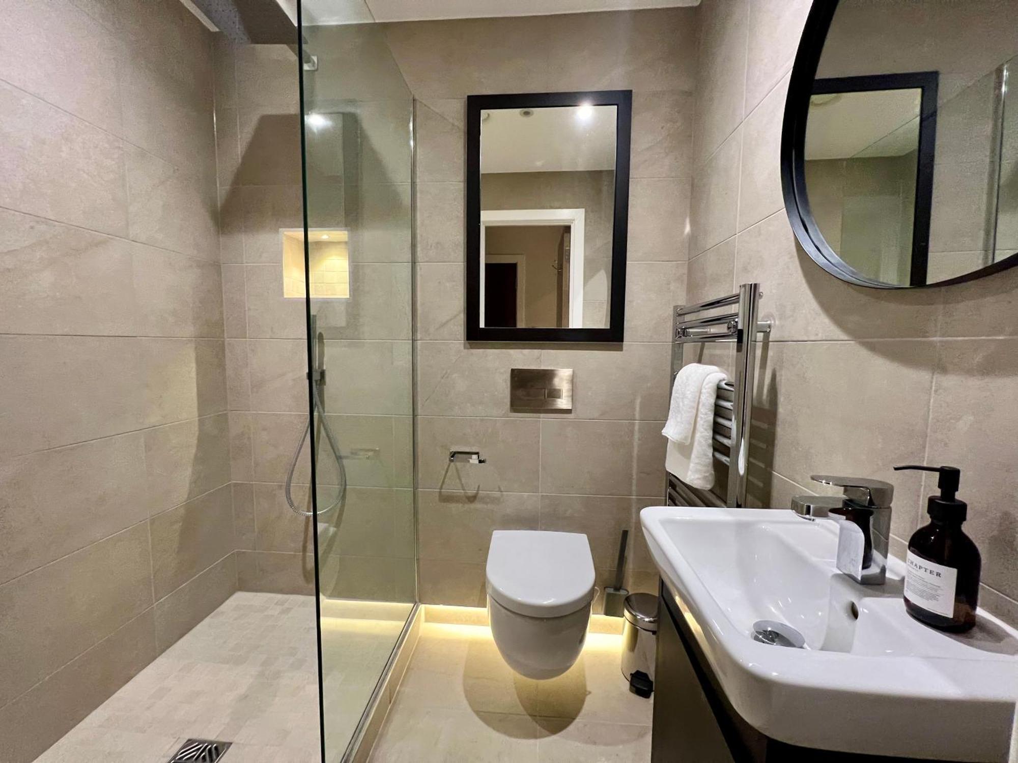 The Noir Blanc Retreat At Ryedale House Apartment York Bagian luar foto